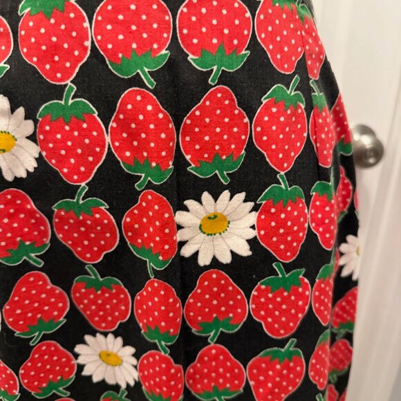 Vintage Strawberry and Daisy Reversable / Double Sided Apron.  Larger Size - Picture 2 of 6